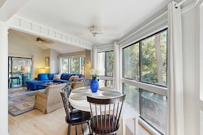 Dining - Home with patio, golf views, close to beach and restaurants (Edisto Beach)