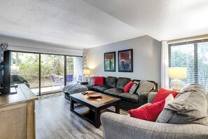 TV, offices - Two-story villa with 3 pools, tennis & bikes - walk to Coligny Plaza & beach (Hilton Head)