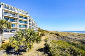Exterior - Oceanfront, 3rd-floor condo with corner balcony, pool & beach access (Hilton Head)