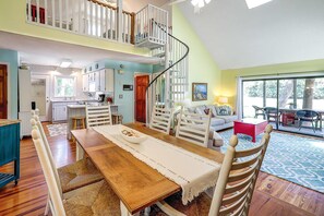 TV, DVD player, offices - Beautiful Dog-Friendly Home w/ Wonderful Golf Course Views, Free WiFi, & A/C (Edisto Beach)