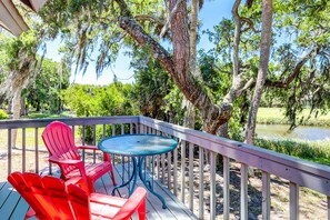 Outdoor dining - Beautiful Dog-Friendly Home w/ Wonderful Golf Course Views, Free WiFi, & A/C (Edisto Beach)