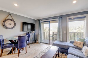 TV, offices - Beach resort condo with marsh-view balcony, pool, tennis, gym, & beach access (Hilton Head)