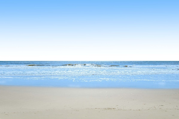 On the beach - Beach resort condo with marsh-view balcony, pool, tennis, gym, & beach access (Hilton Head)