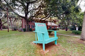 Property grounds - Gorgeous dog-friendly home with central AC, gas grill, patio, & washer/dryer (Edisto Beach)