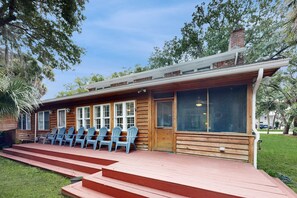Exterior - Gorgeous dog-friendly home with central AC, gas grill, patio, & washer/dryer (Edisto Beach)
