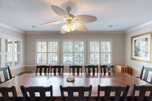 Dining - Gorgeous dog-friendly home with central AC, gas grill, patio, & washer/dryer (Edisto Beach)