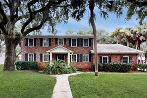 Exterior - Gorgeous dog-friendly home with central AC, gas grill, patio, & washer/dryer (Edisto Beach)