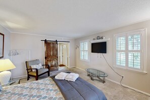 Iron/ironing board, WiFi, bed sheets - Gorgeous dog-friendly home with central AC, gas grill, patio, & washer/dryer (Edisto Beach)