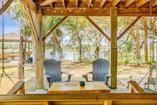 Outdoor dining - Home on fishing creek w/ private dock & boat ramp, WiFi & air conditioning (Edisto Island)