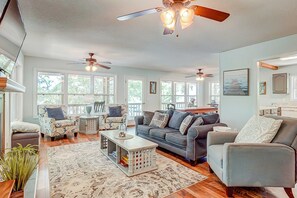 TV, DVD player - Home on fishing creek w/ private dock & boat ramp, WiFi & air conditioning (Edisto Island)