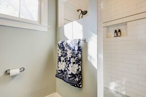 Shower, hair dryer, towels - Junglelow (Edisto Beach)