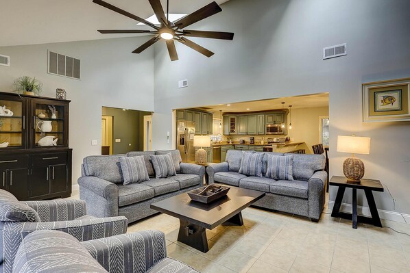 TV, DVD player - Sunny resort home in Sea Pines Resort near marina & shopping (Hilton Head)