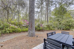 Outdoor dining - Sunny resort home in Sea Pines Resort near marina & shopping (Hilton Head)