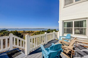 Terrace/patio - Oceanfront house with ocean views & beach access - near dining & golf (Edisto Beach)