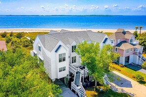 Exterior - Oceanfront house with ocean views & beach access - near dining & golf (Edisto Beach)