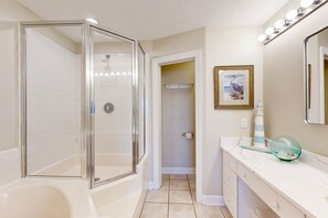 Shower, hair dryer, towels - Oceanfront house with ocean views & beach access - near dining & golf (Edisto Beach)