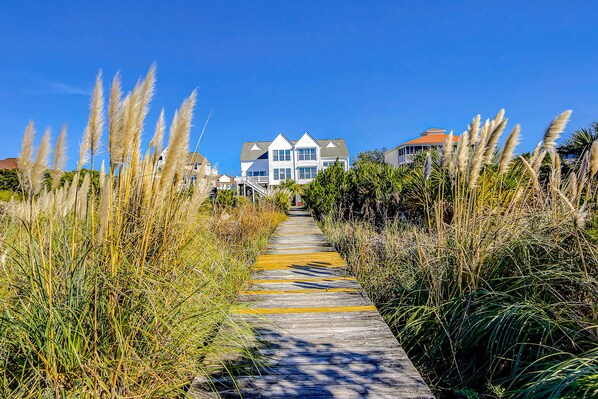 Property grounds - Oceanfront house with ocean views & beach access - near dining & golf (Edisto Beach)