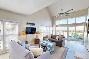 TV, offices - Oceanfront house with ocean views & beach access - near dining & golf (Edisto Beach)