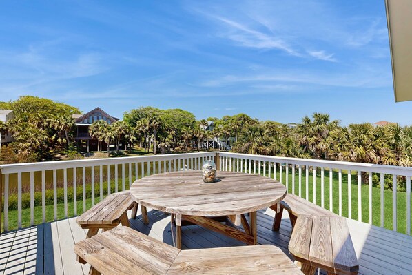 Outdoor dining - Newly renovated lagoon-view home with screen porch & patio - short walk to beach (Edisto Beach)