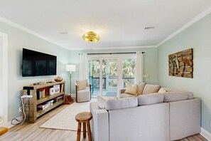 TV, DVD player, offices - Newly renovated lagoon-view home with screen porch & patio - short walk to beach (Edisto Beach)