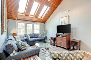 TV, DVD player - Newly Updated, Dog-Friendly Home w/ Screened Porch & WiFi - Walk to the Beach (Edisto Beach)