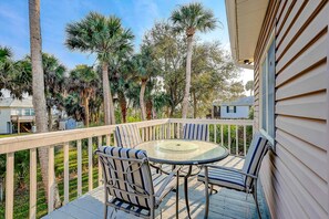 Outdoor dining - Newly Updated, Dog-Friendly Home w/ Screened Porch & WiFi - Walk to the Beach (Edisto Beach)
