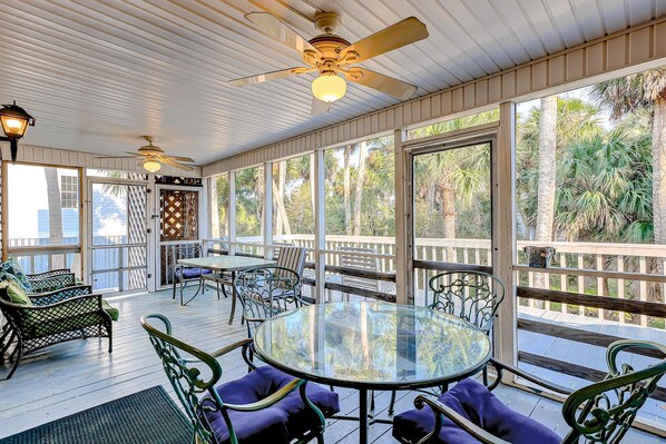 Outdoor dining - Newly Updated, Dog-Friendly Home w/ Screened Porch & WiFi - Walk to the Beach (Edisto Beach)