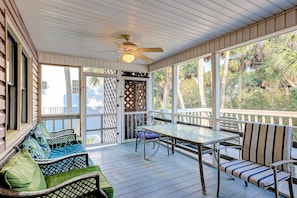 Outdoor dining - Newly Updated, Dog-Friendly Home w/ Screened Porch & WiFi - Walk to the Beach (Edisto Beach)