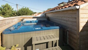 A wooden hot tub with a blue interior, surrounded by a wooden deck and a tiled roof. - Peaceful stay with spa in Andernos-les-Bains (Andernos-les-Bains)