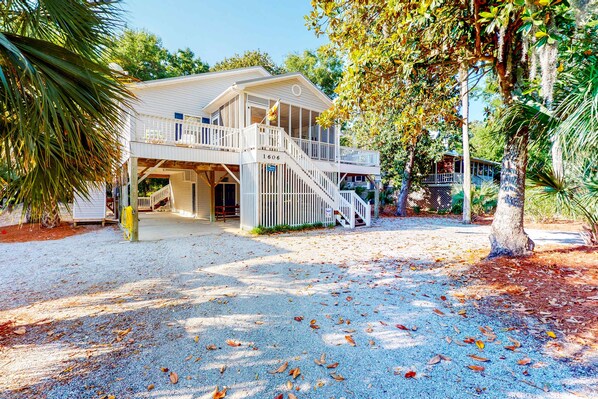 Exterior - Beautiful home within walking distance to the Beach w/ Free WiFi, Sun Deck (Edisto Beach)