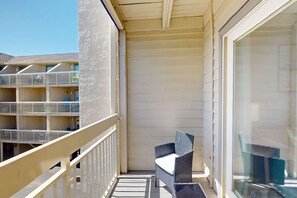 Property grounds - Beach-view condo in oceanfront complex with outdoor pool, beach access, balcony (Hilton Head)