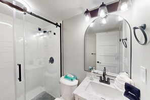 Shower, hair dryer, towels - Beach-view condo in oceanfront complex with outdoor pool, beach access, balcony (Hilton Head)