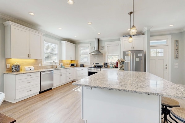 Fridge, microwave, oven, stovetop - Sun-Filled House Close to Beach w/Private Pool, WiFi, Central AC, & Washer/Dryer (Edisto Beach)