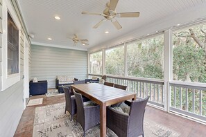Outdoor dining - Oceanside Home w/ Free WiFi, Patio, & Private Washer/Dryer - Dogs Okay (Edisto Beach)