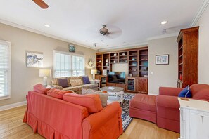 TV, stereo, offices - Oceanside Home w/ Free WiFi, Patio, & Private Washer/Dryer - Dogs Okay (Edisto Beach)