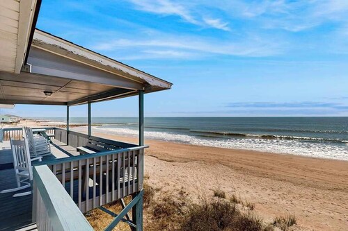 Beachfront home w/ Patio, Private W/D, & Free WiFi