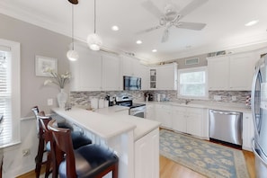 Een koelkast, een magnetron, een oven, een kookplaat