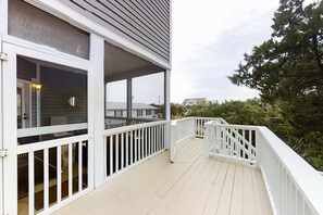 Terrace/patio - Fantastic House 2 Blocks From Beach w/Private Pool, Free WiFi, Central AC, & W/D (Edisto Beach)
