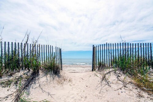 Newly renovated beachfront house w/Patio, Free WiFi, Private W/D, AC