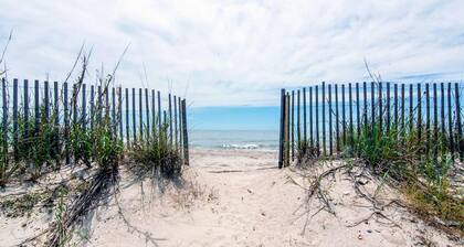 Newly renovated beachfront house w/Patio, Free WiFi, Private W/D, AC