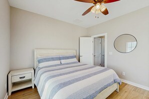 Iron/ironing board, WiFi, bed sheets - Newly renovated beachfront house w/Patio, Free WiFi, Private W/D, AC (Edisto Beach)