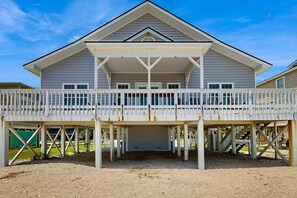 Exterior - Newly renovated beachfront house w/Patio, Free WiFi, Private W/D, AC (Edisto Beach)