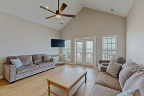 TV, DVD player, offices - Newly renovated beachfront house w/Patio, Free WiFi, Private W/D, AC (Edisto Beach)