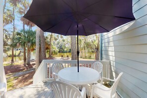 Outdoor dining - Beautiful home with natural light, lagoon views - Community Hot tub & Pool (Edisto Beach)