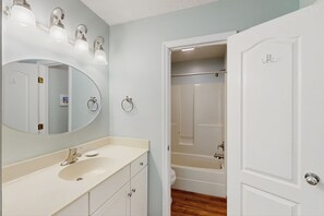 Shower, hair dryer, towels - Beautiful home with natural light, lagoon views - Community Hot tub & Pool (Edisto Beach)