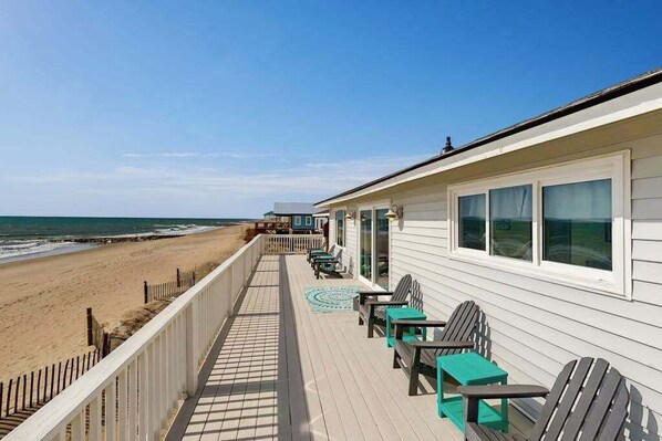 Property grounds - Dog-Friendly Home Right On Beach w/ Private Washer/Dryer & Free WiFi (Edisto Beach)