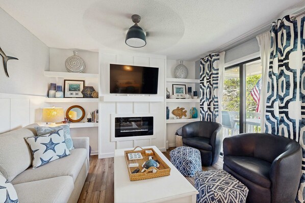 TV, offices - Edisto condo with close proximity to beach & restaurants (Edisto Beach)