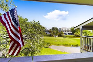 Property grounds - Edisto condo with close proximity to beach & restaurants (Edisto Beach)