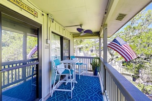 Outdoor dining - Edisto condo with close proximity to beach & restaurants (Edisto Beach)