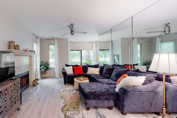 TV - Inviting villa with on-site golf, tennis and pool plus 2 patios, games (Hilton Head)